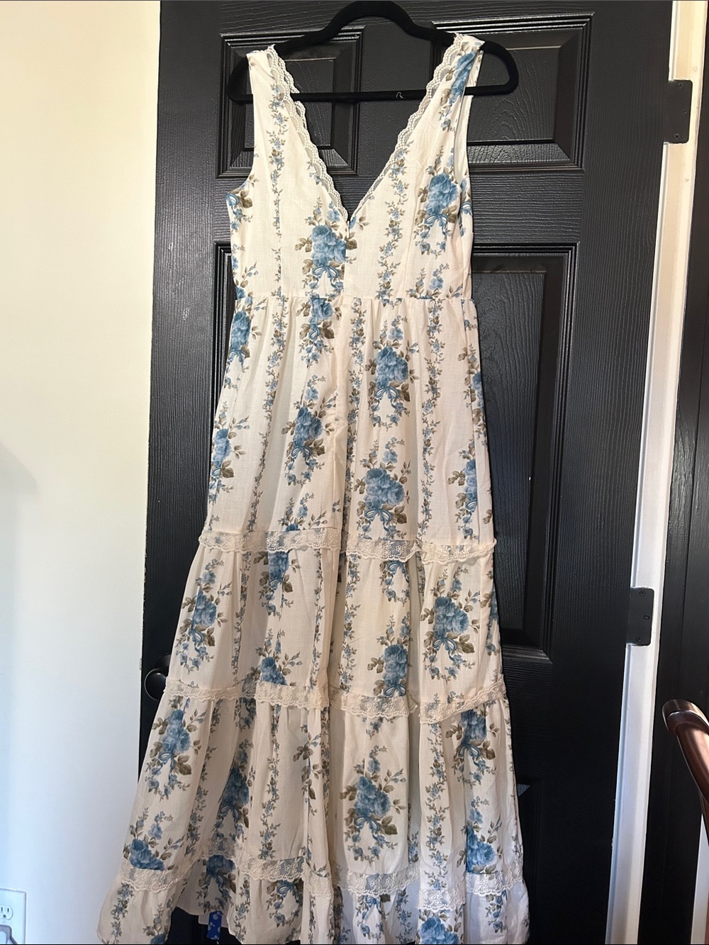 Floral Tiered V-Neck Maxi Dress in White and Blue - Picture 4 of 5